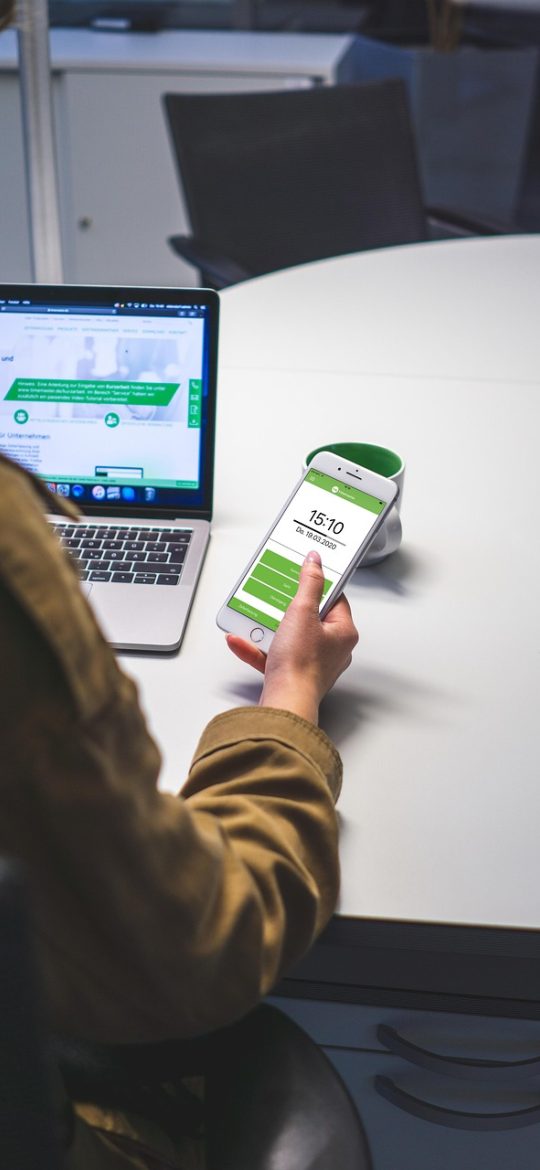 se App 时间线界面截图，纵向列出观看记录与备注，左侧有日期刻度，排版像一本简朴的索引册